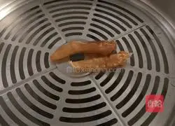 Illustration of how to cook capon stewed with fish maw and red dates 1