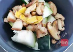 Winter Melon and Mushroom Soup Recipe Illustration 9