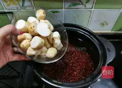 Illustration of how to make red bean, red date, taro and cranberry sugar water 6
