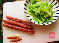 Illustration of how to make fried sausage with celery 2