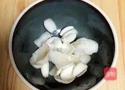 Illustration of how to make red dates, white fungus and lotus seed soup 4