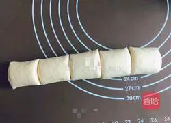 Illustration of how to make real and fake corn buns 7