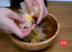 Illustration of how to make rock sugar, snow pear and white fungus soup 4