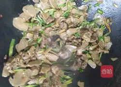 How to make spicy chicken with green pepper Illustration 7