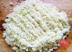 Illustration of how to make pork and cabbage dumplings 1