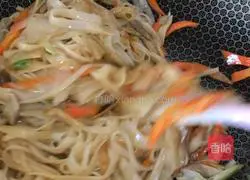 Illustration of how to make fried longevity noodles 11