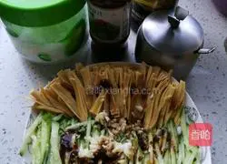 Illustration of how to make salad dressing 2