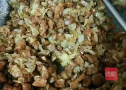 Illustration of how to make cabbage and pork buns 6