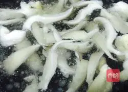 Illustration of how to make oyster mushroom egg soup 5