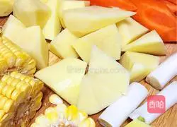 Illustration of how to make carrot, potato and corn soup 1