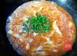 Illustration of how to make shredded pork noodles with tomatoes and garlic moss 13