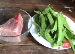 Illustration of how to make fried lean meat with snow peas 1