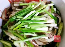 Illustration of how to make three shredded cold dishes 12