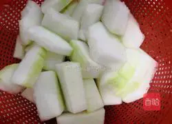 Illustration of how to make little hen and winter melon soup 4