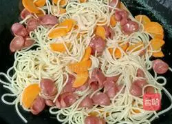 Sausage and egg stir-fry Illustration of how to make noodles 14