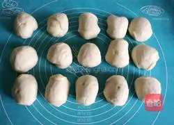 Illustration of how to make barbecued pork buns 6