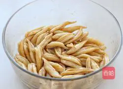 Illustration of how to pour oil on scissor noodles 6