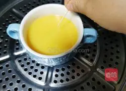 Illustration of how to make steamed eggs with sixty-year-old eggs 9