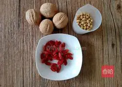 Illustration of how to make wolfberry walnut soy milk 1