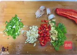 Illustration of spicy crucian carp soup recipe 2