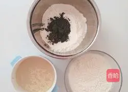 Illustration of how to make black sesame butterfly steamed buns 2