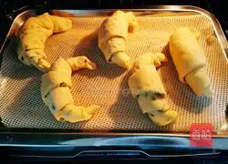 Illustration of how to make pumpkin and mung bean rolls 16