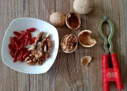 Illustration of how to make wolfberry walnut soy milk 2