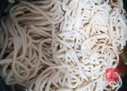 Illustration of how to make potato and beans stewed noodles 9