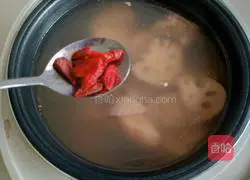 Illustration of how to make wolfberry and lotus root pork rib soup 12