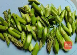 Illustration of how to make asparagus and scrambled eggs 3