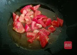 Illustration of how to make tomato, enoki, and egg flakes soup 4