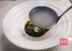 Illustration of how to make hot scallion oil noodle soup 5