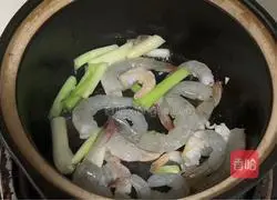 Illustration of tomato, shrimp and mushroom soup 3