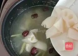 Illustration of how to make beef bone and lotus root soup 11