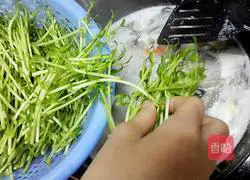 Illustration of how to cook bean sprouts in soup 9
