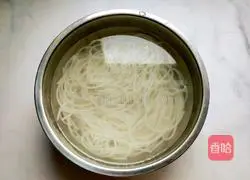 Illustration of how to make fried rice noodles with fish-flavored eggs 3