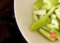 Illustration of how to make kelp shredded egg drop soup 7 