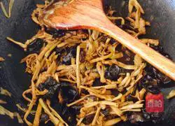 Illustration of how to make fried shredded pork with daylily and fungus 6