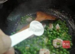 Illustration of how to stir-fry peas and shrimps 7