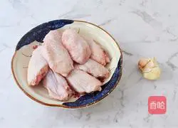 Illustration of how to make garlic honey chicken wings 1