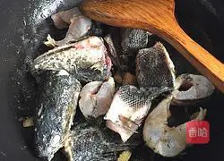 Illustration of how to make black fish soup 6