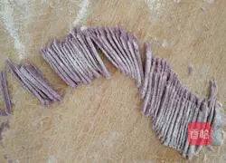 Illustration of how to make baby spinach noodles and purple potato noodles 6