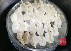 Illustration of how to make steamed wontons with mushroom, carrot and meat filling 6