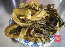 Illustration of how to stir-fry shredded pork with pickled cabbage 4