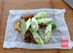 Illustration of how to make pork skin jelly 2