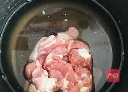 Illustration of how to cook mutton with onions 1