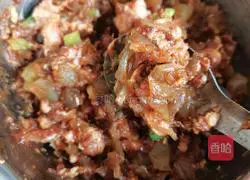 Illustration of how to steam cabbage with pink skin and pork 6