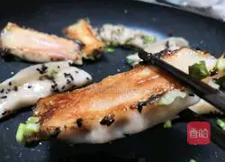 Illustration of how to make green and white radish and meat-filled potsticker dumplings 21