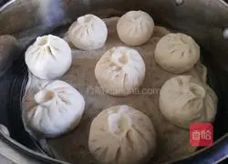 Illustration of how to make fennel and egg stuffed buns 16