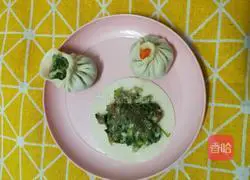 Illustration of how to wrap Xiao Long Bao in dumpling wrappers 3